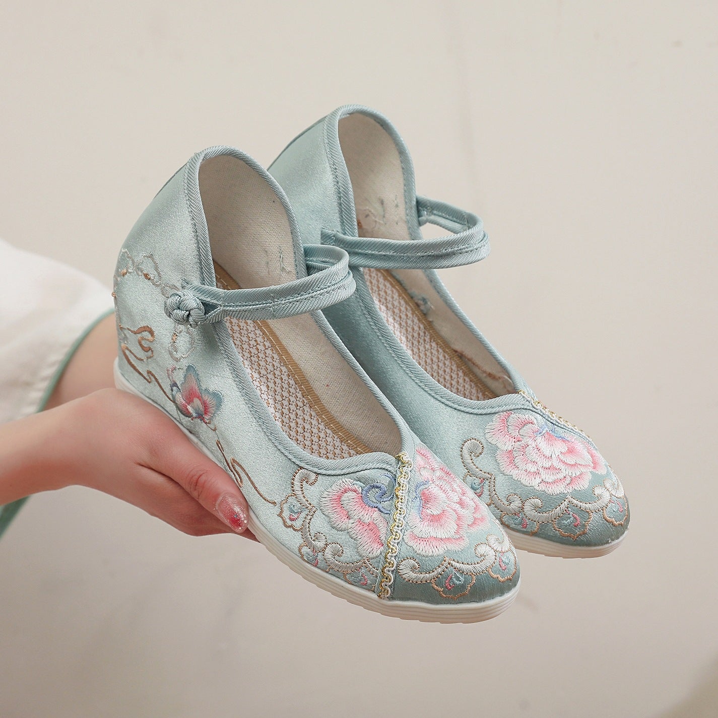 Women's Han Chinese Clothing High Embroidered Ancient Canvas Shoes Newgew