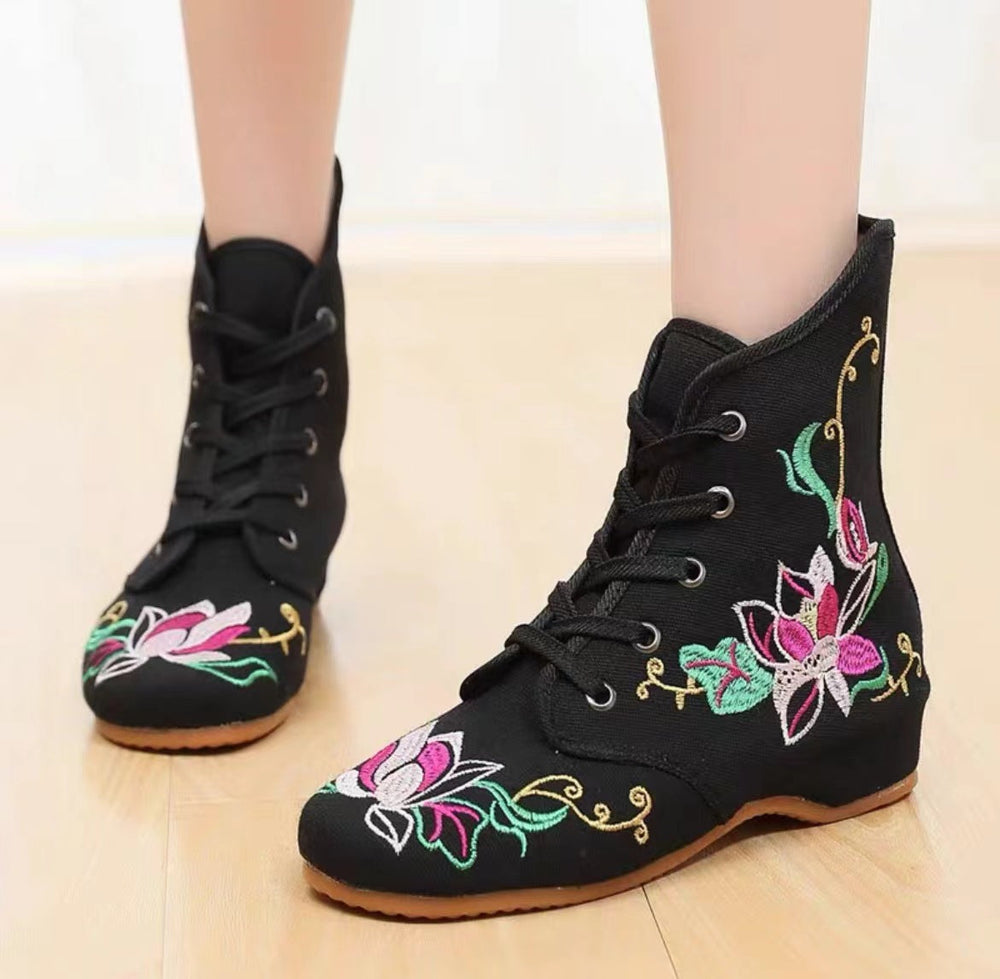 Old Beijing Embroidered Cloth Flower Ethnic Boots Newgew