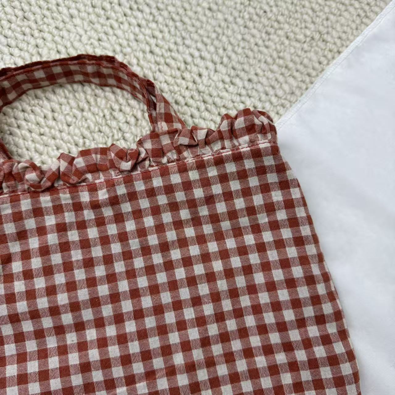 Small Red Handbag With A Checkered Pattern PinTow