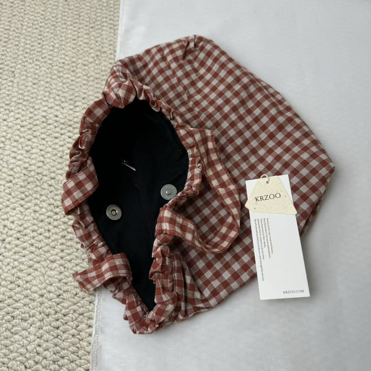 Small Red Handbag With A Checkered Pattern PinTow
